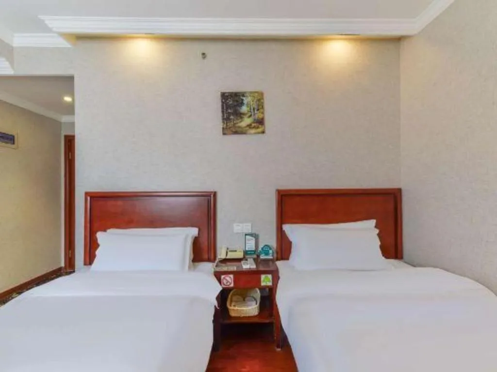 Bed in GreenTree Inn Shanghai South Railway Station Xujiahui Stadium Subway Station Shell Hotel