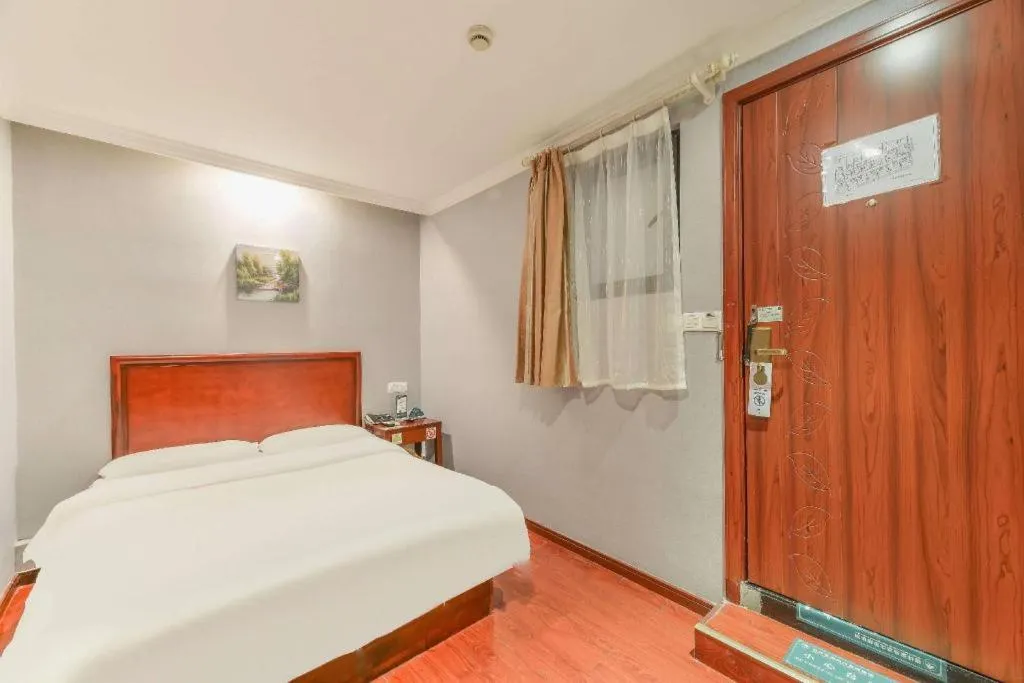 Bed in GreenTree Inn Shanghai South Railway Station Xujiahui Stadium Subway Station Shell Hotel