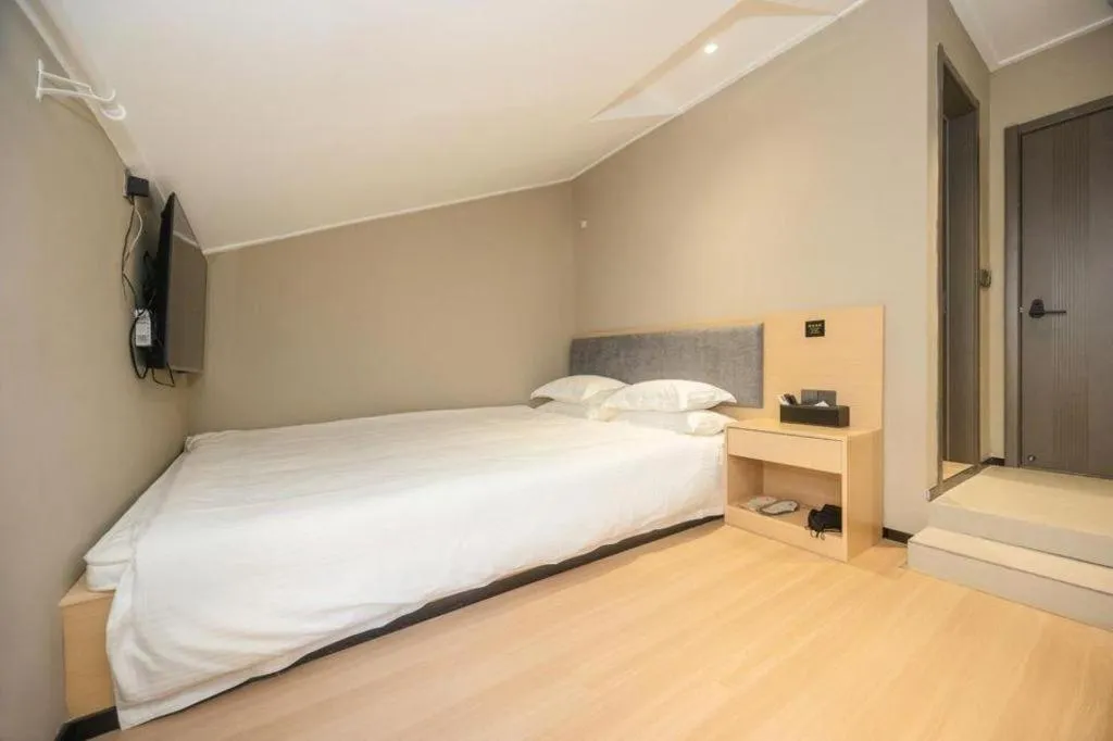 Bed in GreenTree Inn Shanghai South Railway Station Xujiahui Stadium Subway Station Shell Hotel