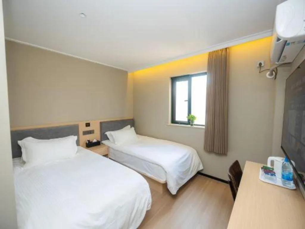 Bed in GreenTree Inn Shanghai South Railway Station Xujiahui Stadium Subway Station Shell Hotel