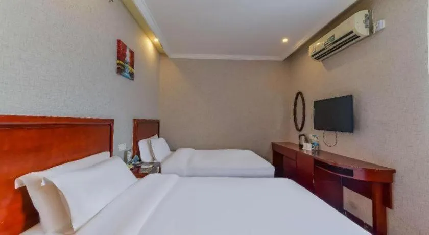 Bed in GreenTree Inn Shanghai South Railway Station Xujiahui Stadium Subway Station Shell Hotel