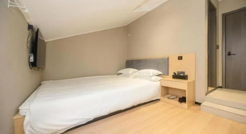 Bed in GreenTree Inn Shanghai South Railway Station Xujiahui Stadium Subway Station Shell Hotel