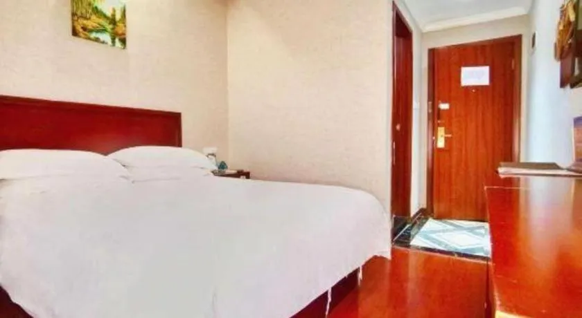 Bed in GreenTree Inn Shanghai South Railway Station Xujiahui Stadium Subway Station Shell Hotel