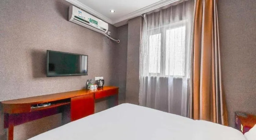 Bed in GreenTree Inn Shanghai South Railway Station Xujiahui Stadium Subway Station Shell Hotel