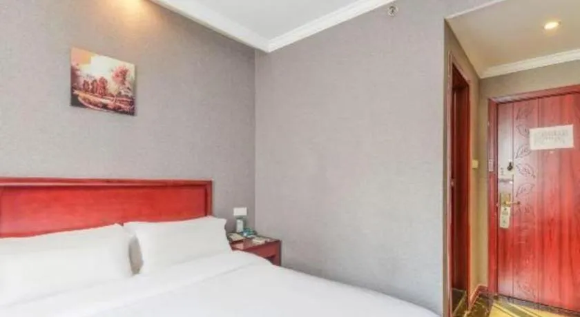 Bed in GreenTree Inn Shanghai South Railway Station Xujiahui Stadium Subway Station Shell Hotel