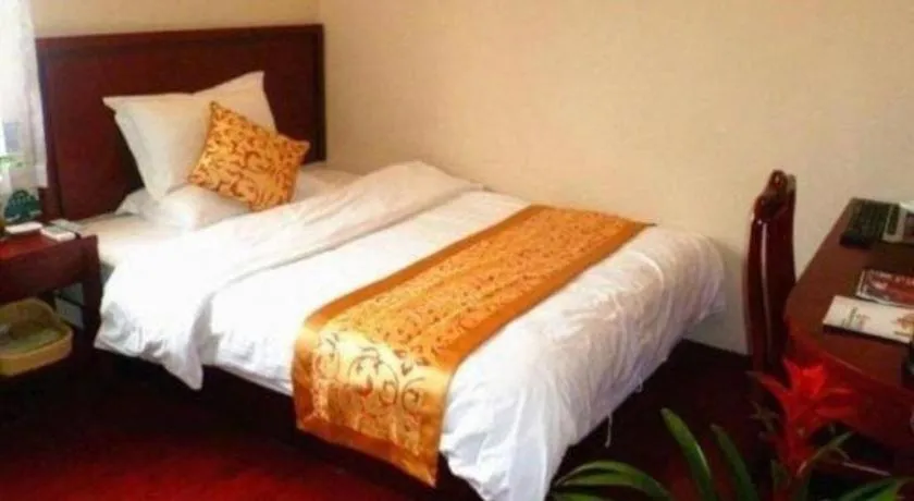 Bed in GreenTree Inn Shanghai South Railway Station Xujiahui Stadium Subway Station Shell Hotel