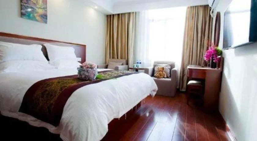 Bed in GreenTree Inn Shanghai South Railway Station Xujiahui Stadium Subway Station Shell Hotel