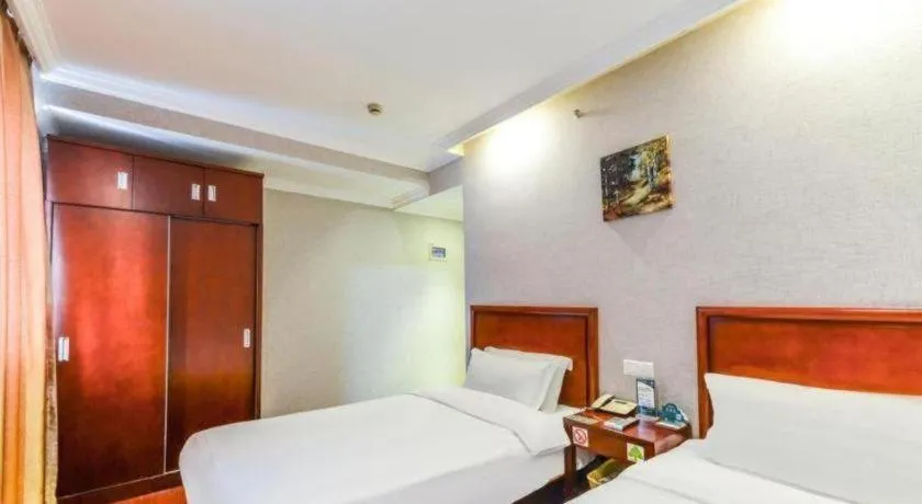 Bed in GreenTree Inn Shanghai South Railway Station Xujiahui Stadium Subway Station Shell Hotel