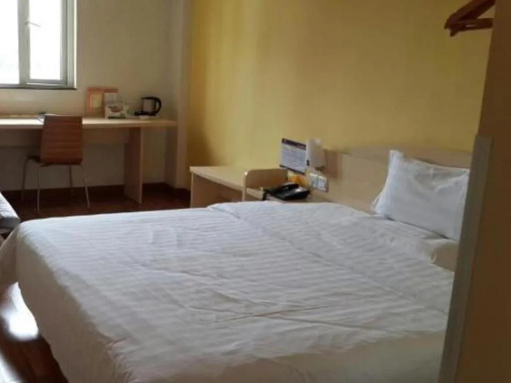 Bed in 7 Days Premium Jiangmen Wuyi Avenue Gangkou Road