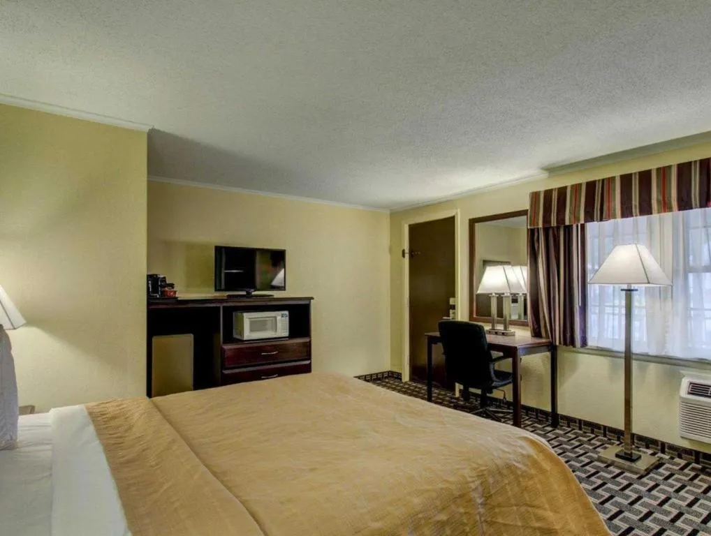 Bed in Quality Inn Barre-Montpelier