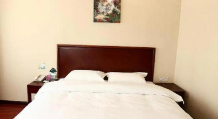 Bed in GreenTree Inn Qingdao Licang Shuyan Road Daweng Square Express Hotel