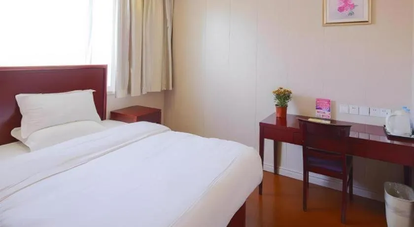 Bed in GreenTree Alliance Shanghai Railway Station QiuJiang Road Hotel