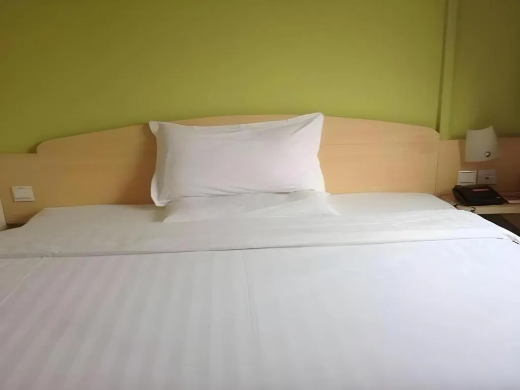 Bed in 7 Days Inn Qingdao Liaoyang West Road Xinye Plaza Metro Station