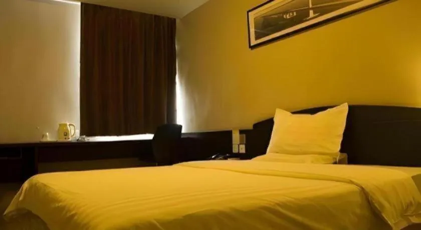 Bed in 7 Days Inn Qingdao Liaoyang West Road Xinye Plaza Metro Station