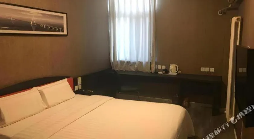 Bed in 7 Days Inn Qingdao Liaoyang West Road Xinye Plaza Metro Station