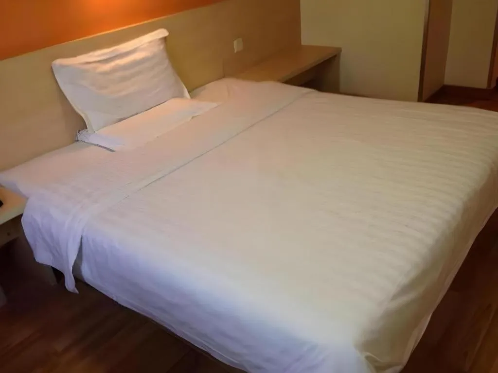 Bed in 7 Days Inn Qingdao Liaoyang West Road Xinye Plaza Metro Station