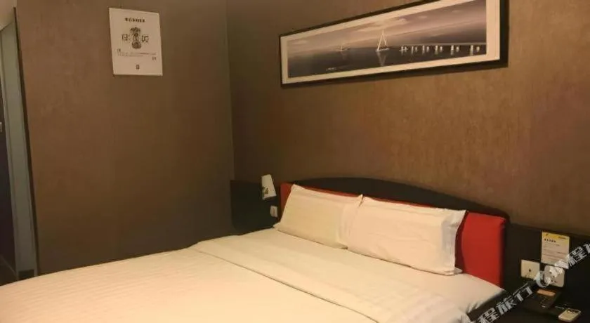 Bed in 7 Days Inn Qingdao Liaoyang West Road Xinye Plaza Metro Station