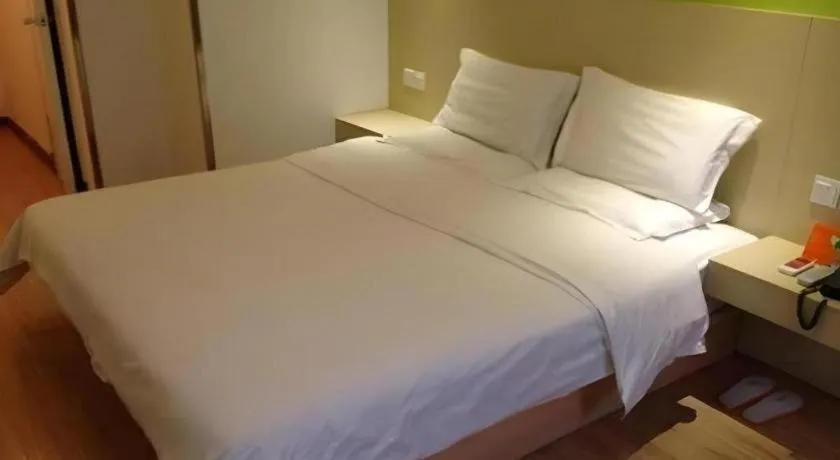 Bed in 7 Days Inn Qingdao Liaoyang West Road Xinye Plaza Metro Station