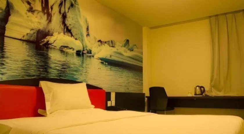 Bed in 7 Days Inn Qingdao Liaoyang West Road Xinye Plaza Metro Station