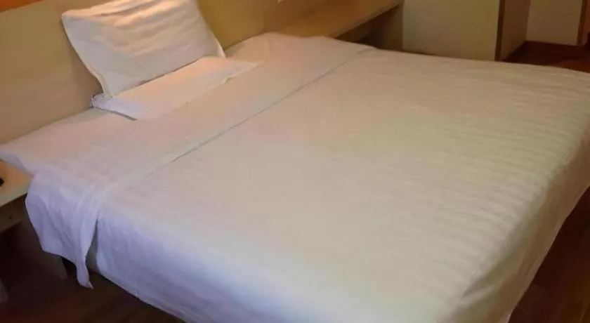 Bed in 7 Days Inn Qingdao Liaoyang West Road Xinye Plaza Metro Station