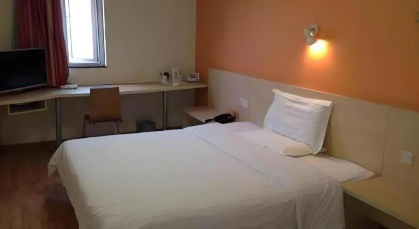 Bed in 7 Days Inn Qingdao Liaoyang West Road Xinye Plaza Metro Station