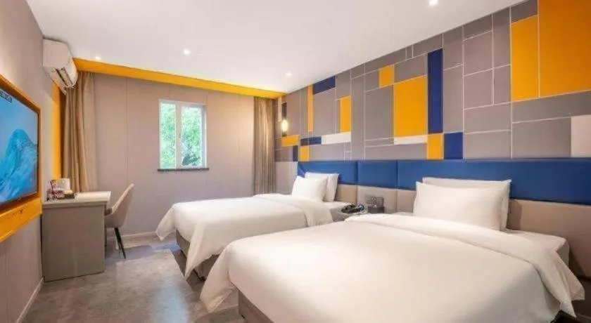 Bed in 7 Days Inn Wuhan Dingziqiao Zhongnan Road Metro Station