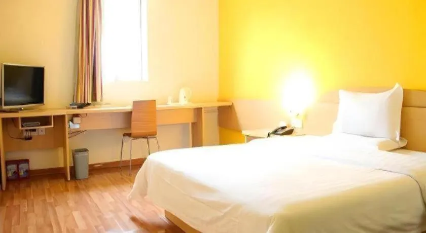 Bed in 7 Days Inn Wuhan Dingziqiao Zhongnan Road Metro Station