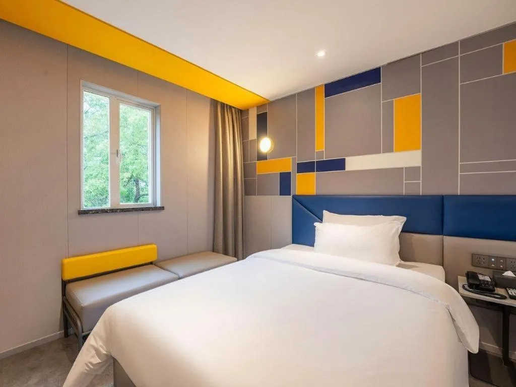 Bed in 7 Days Inn Wuhan Dingziqiao Zhongnan Road Metro Station