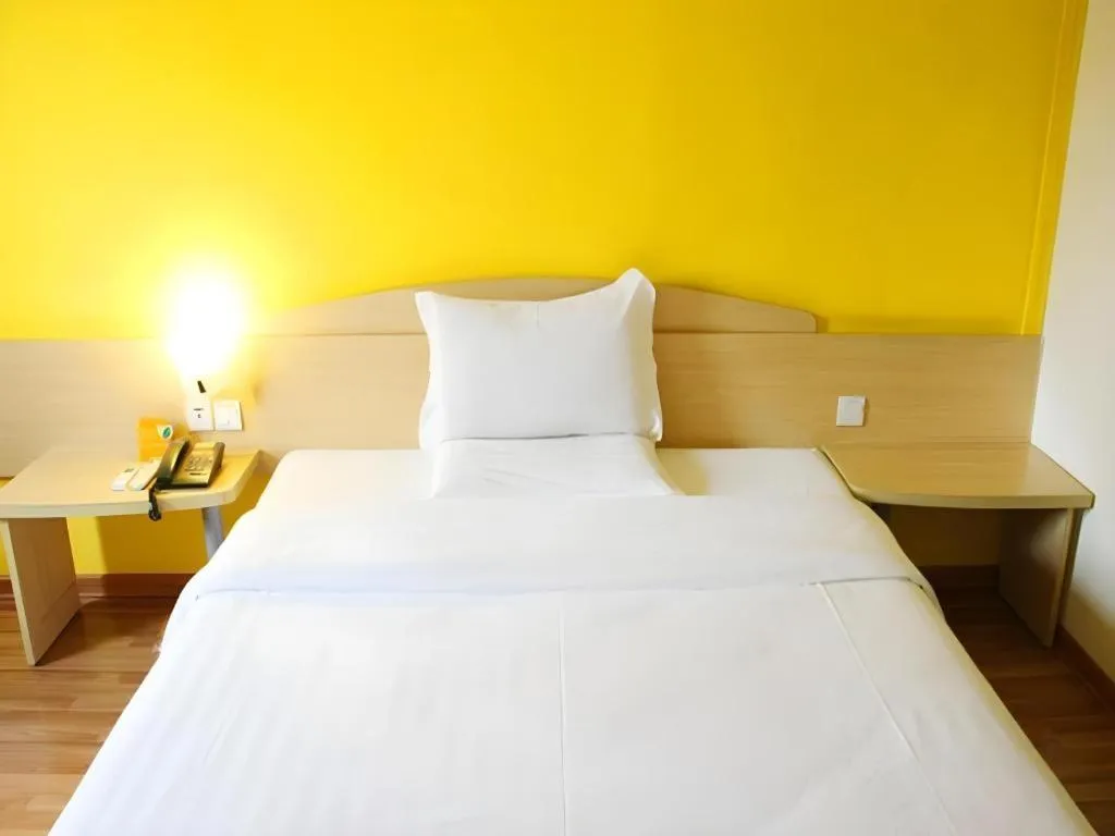 Bed in 7 Days Inn Wuhan Dingziqiao Zhongnan Road Metro Station