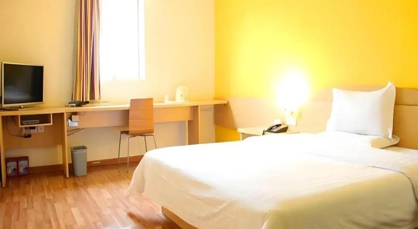 Bed in 7 Days Inn Wuhan Dingziqiao Zhongnan Road Metro Station