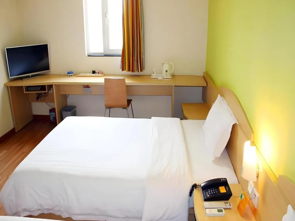 Bed in 7 Days Inn Wuhan Dingziqiao Zhongnan Road Metro Station