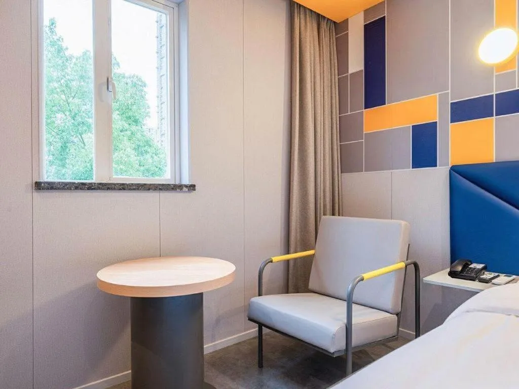 Bed in 7 Days Inn Wuhan Dingziqiao Zhongnan Road Metro Station