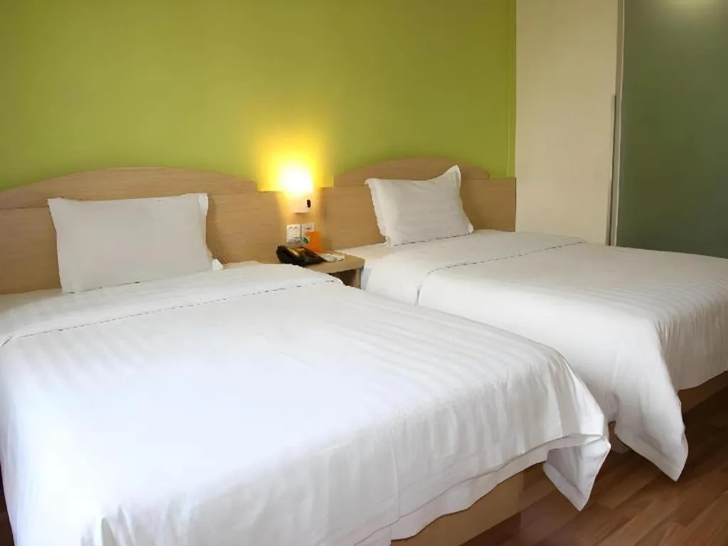 Bed in 7 Days Inn Wuhan Dingziqiao Zhongnan Road Metro Station