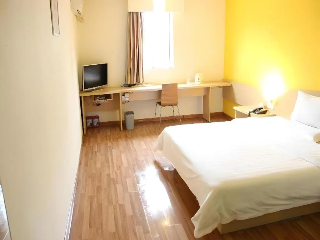 Bed in 7 Days Inn Wuhan Dingziqiao Zhongnan Road Metro Station