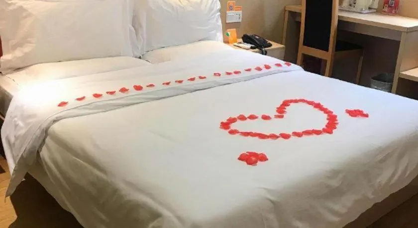 Bed in 7 Days Inn Wuhan Dingziqiao Zhongnan Road Metro Station