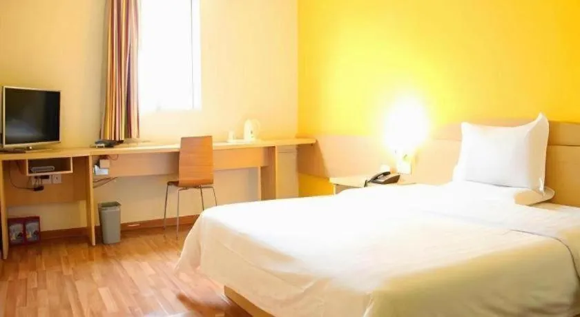 Bed in 7 Days Inn Wuhan Dingziqiao Zhongnan Road Metro Station