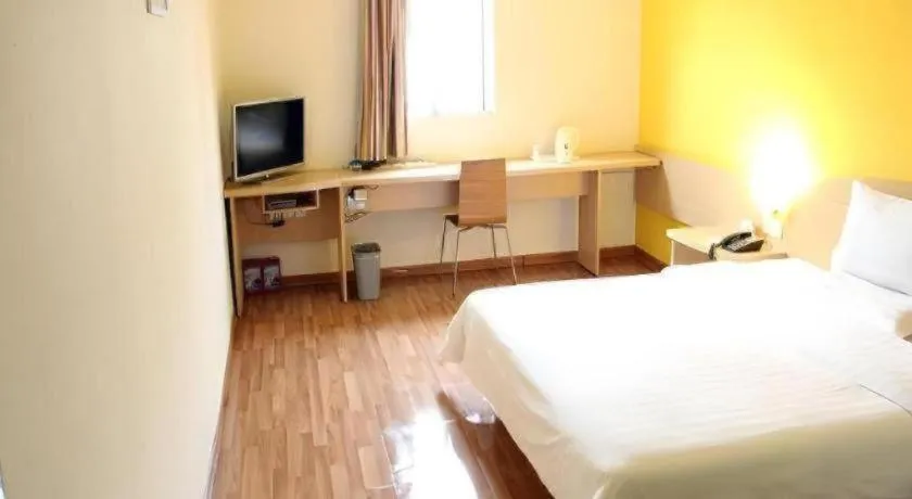 Bed in 7 Days Inn Wuhan Dingziqiao Zhongnan Road Metro Station