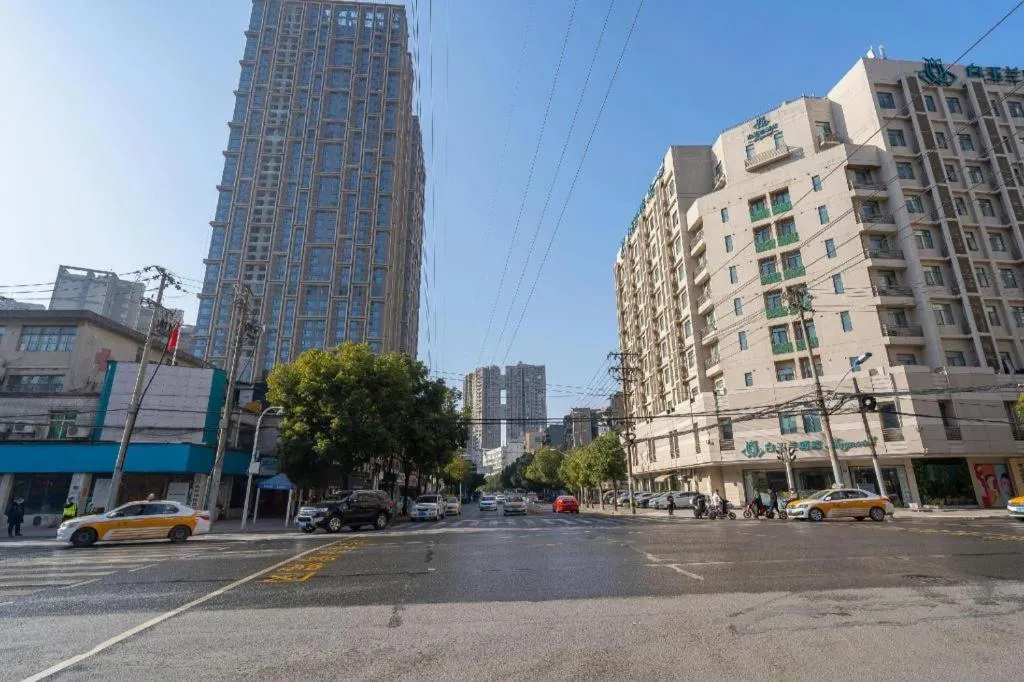 7 Days Inn Wuhan Dingziqiao Zhongnan Road Metro Station