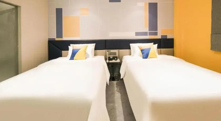 Bed in 7 Days Inn Nanjing Railway Station Xin Mo Fan Road Subway Station Branch Bed in 7 Days Inn Nanjing Railway Station Xin Mo Fan Road Subway Station Branch