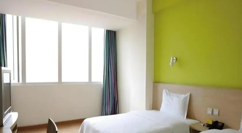 Bed in 7 Days Inn Luoyang Railway Station Wangcheng Avenue Bed in 7 Days Inn Luoyang Railway Station Wangcheng Avenue