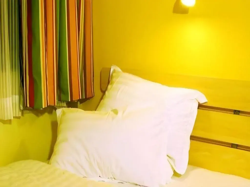 Bed in 7 Days Inn Luoyang Railway Station Wangcheng Avenue Bed in 7 Days Inn Luoyang Railway Station Wangcheng Avenue