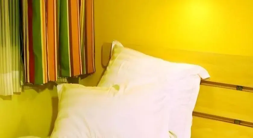 Bed in 7 Days Inn Luoyang Railway Station Wangcheng Avenue Bed in 7 Days Inn Luoyang Railway Station Wangcheng Avenue