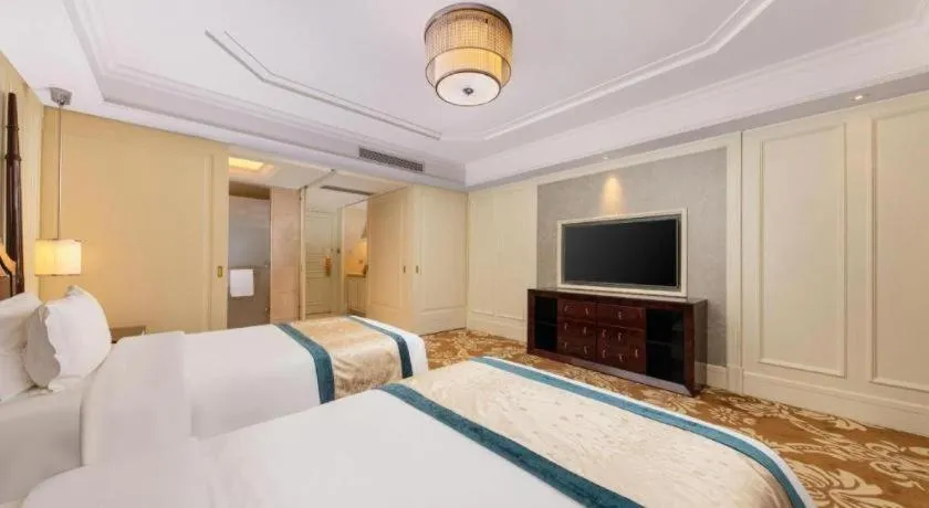 Bed in Lake Piedmont International Hotel