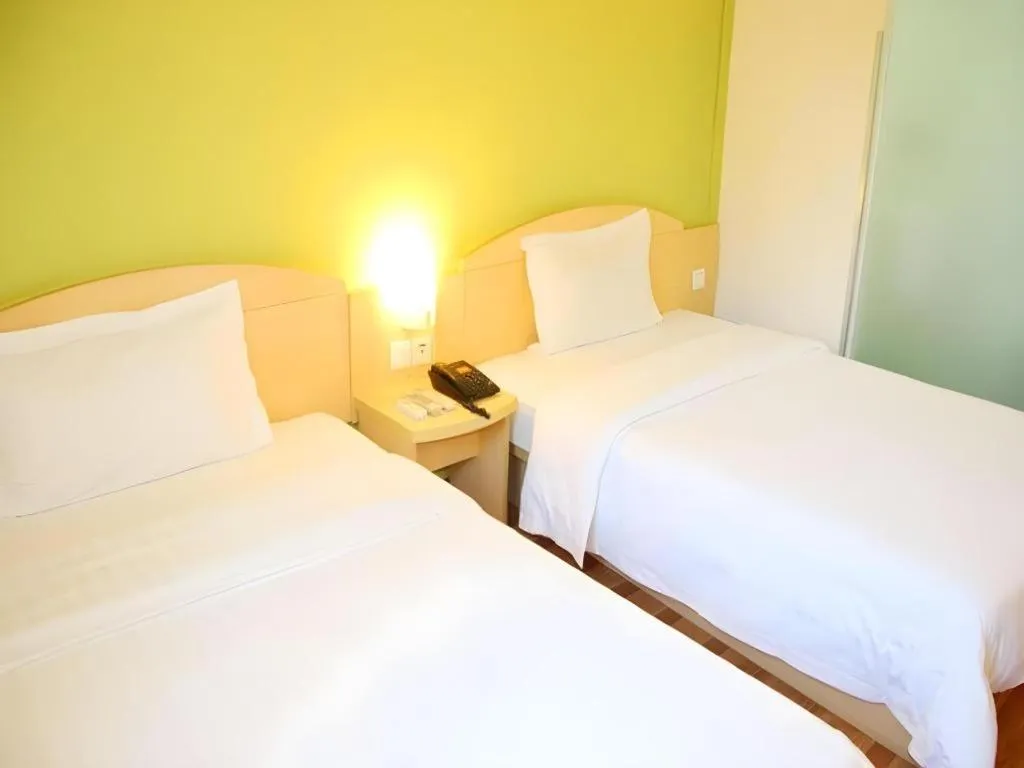 Bed in 7 Days Inn Qingdao Shandong Road Zhenning Overpass Branch