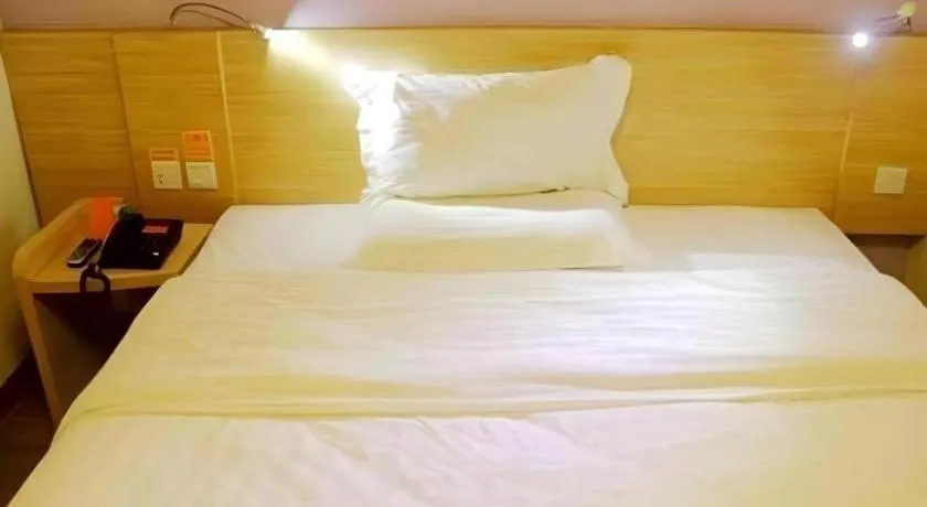 Bed in 7 Days Inn Qingdao Shandong Road Zhenning Overpass Branch