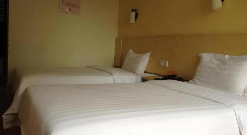 Bed in 7 Days Inn Qingdao Shandong Road Zhenning Overpass Branch