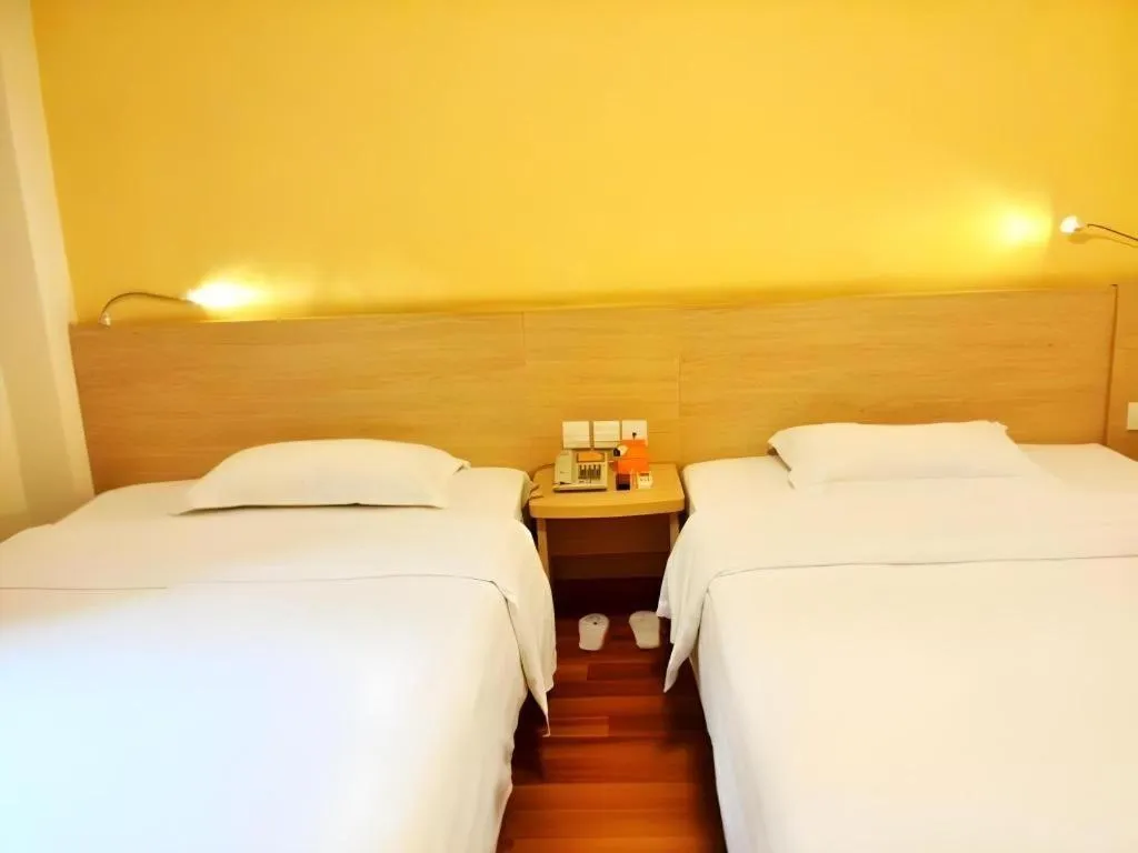 Bed in 7 Days Inn Qingdao Shandong Road Zhenning Overpass Branch