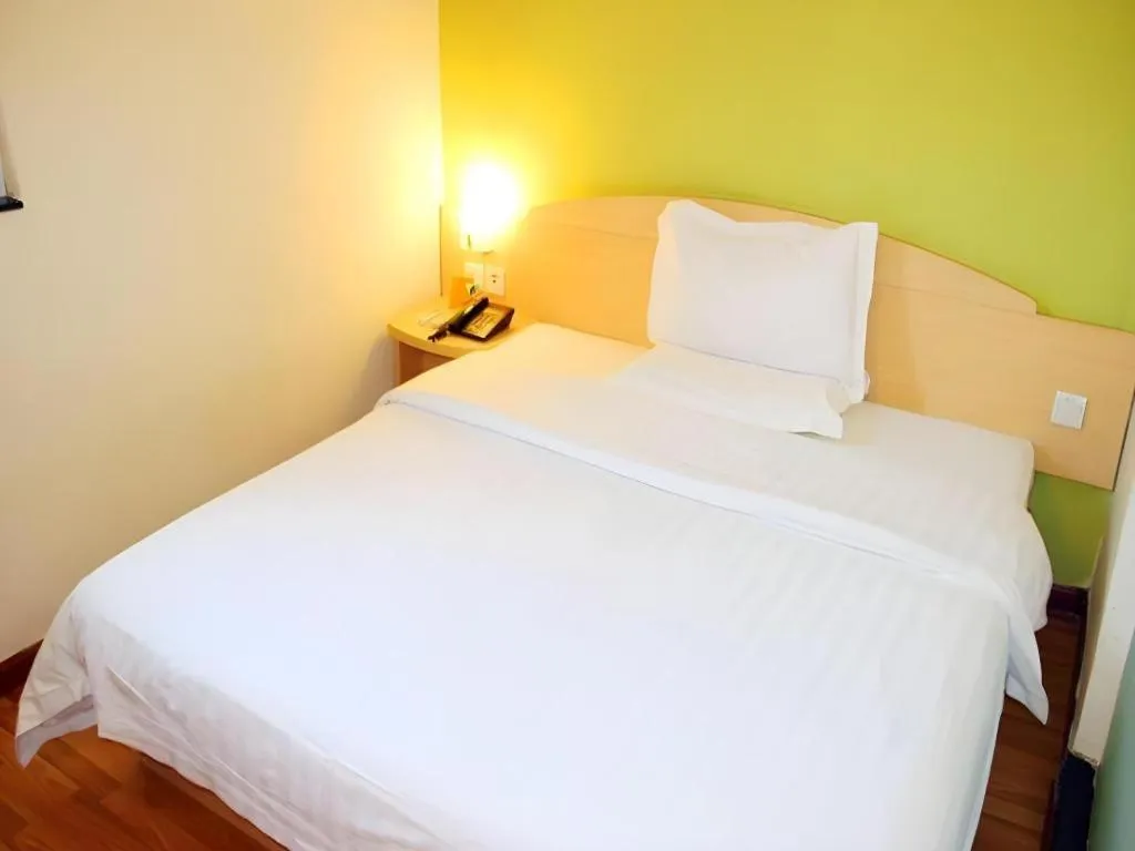 Bed in 7 Days Inn Qingdao Shandong Road Zhenning Overpass Branch