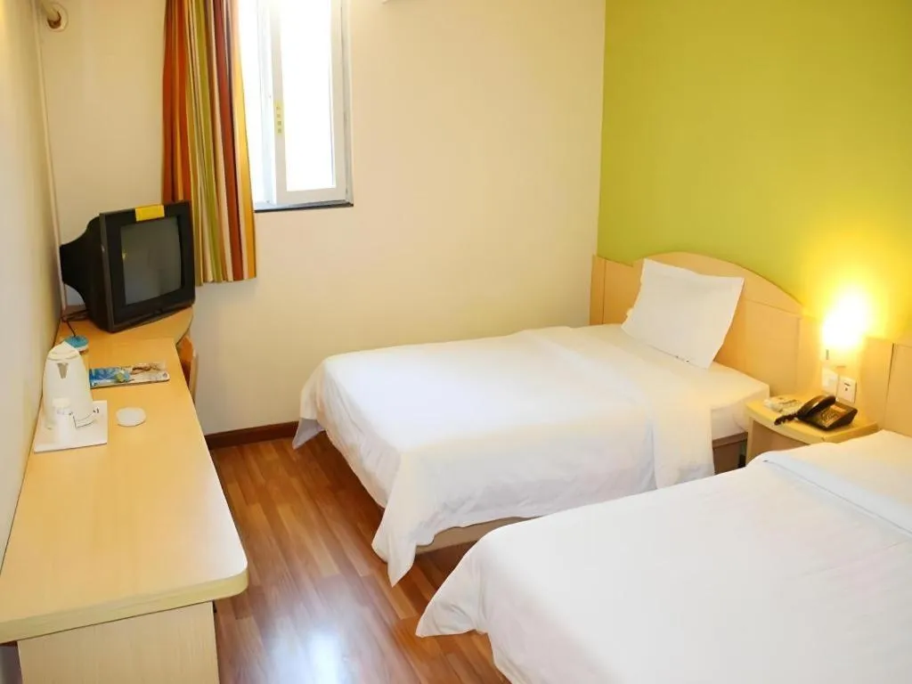 Bed in 7 Days Inn Qingdao Shandong Road Zhenning Overpass Branch