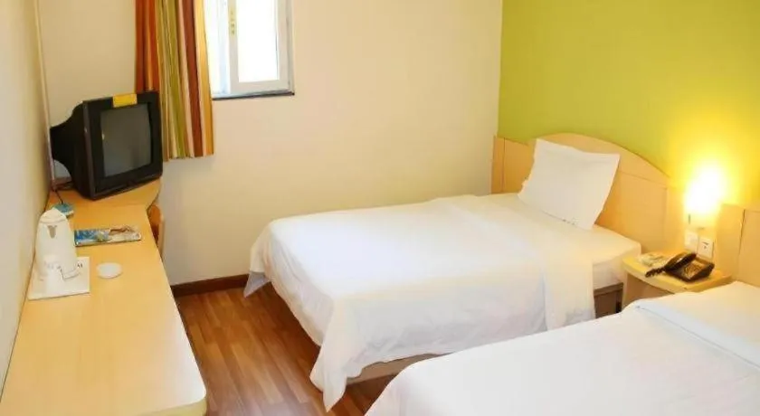 Bed in 7 Days Inn Qingdao Shandong Road Zhenning Overpass Branch